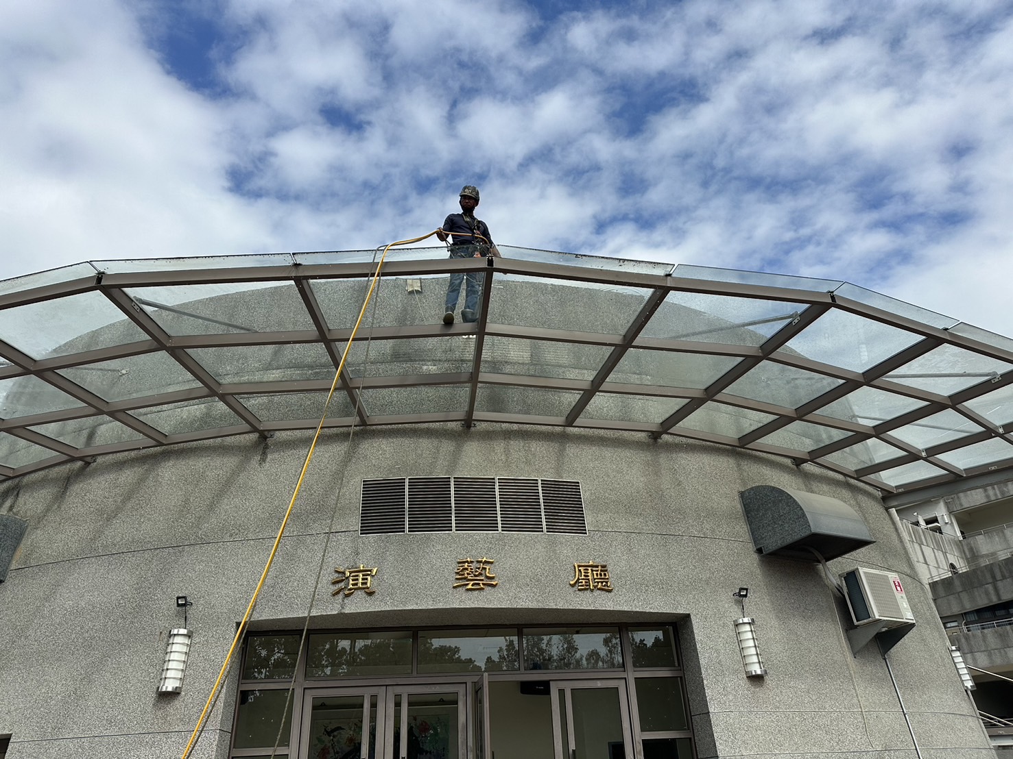演藝廳雨遮玻璃清洗